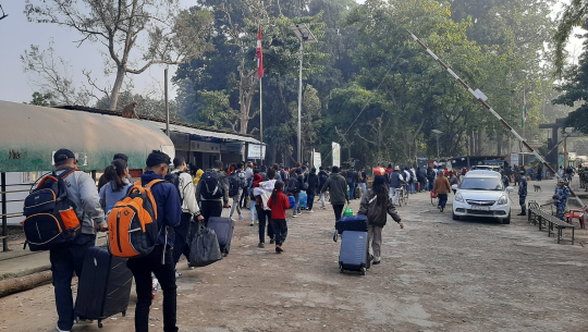 त्रिनगर नाकाबाट रोजगारीका लागि भारततर्फ जानेको भीड