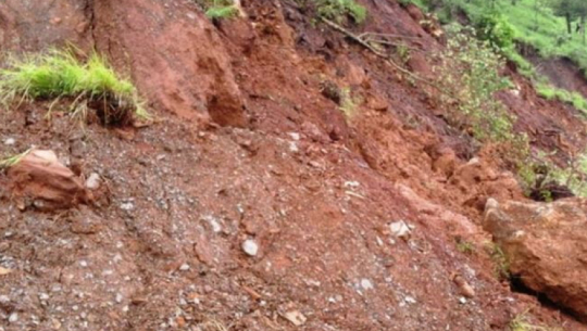 दार्चुलामा बाढीपहिरोमा तीन घर बगे