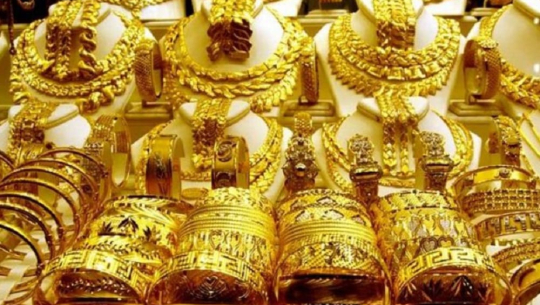 Gold price slides Rs 900 per tola