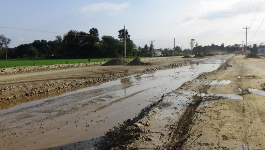 निर्माणाधिन ६ लेन सडकमा निर्माण उपकरण र कामदार भेट्नै मुस्किल