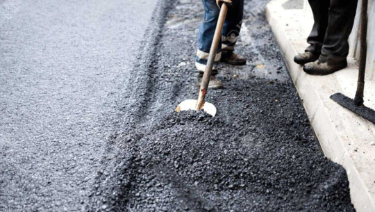 बझाङमा सडक कालोपत्र गर्दा आगलागी, मेसिन अपरेटर गम्भीर घाइते