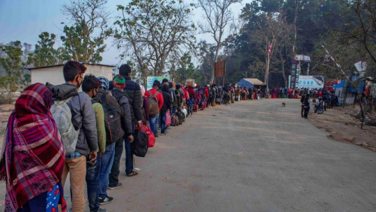 डोटीबाट काम खोज्न भारत जानेको लर्को