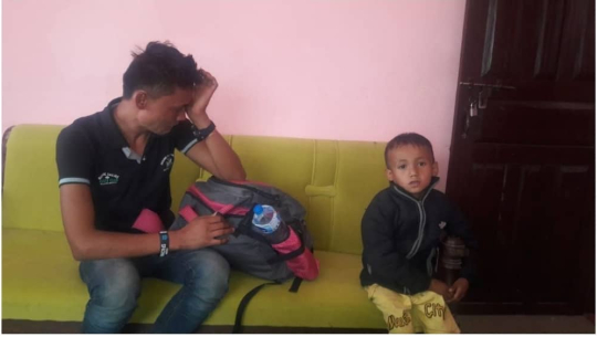 ब्लड क्यान्सरबाट पीडित दिपेन्द्र साउँदका ६ बर्षीय छोरा रोशन 