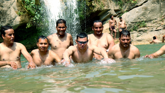 बतासे झर्नामा रमाउदै कञ्चनपुरका पत्रकार, फोटो  : पत्रकार रञ्जित लामाको फेसबुकबाट 