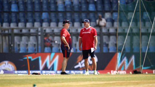 इटालीविरुद्धको खेलमा नेपालले ब्याटिङ गर्दै