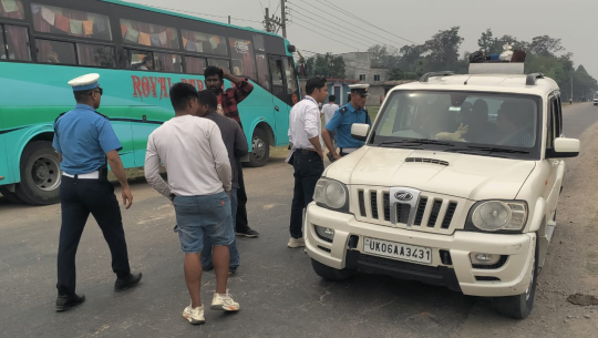 यातायात कार्यालय धनगढीको सुख्खडमा छड्के अनुगमन, ३६ सवारीलाई कारबाही
