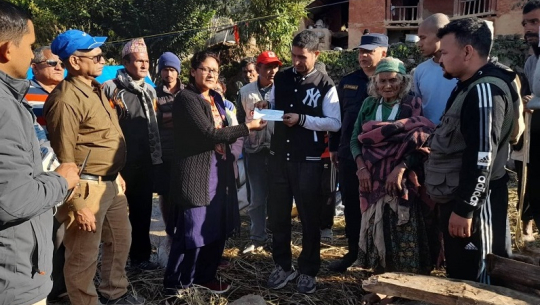 डोटीमा भूकम्पले ज्यान गुमाएकाका परिवारलाई राहत