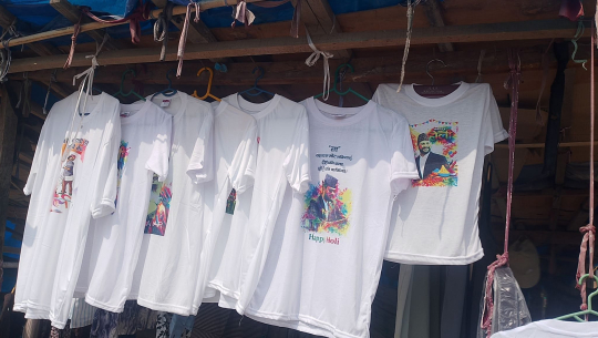 निर्वाचन नजिकिँदै गर्दा धनगढीमा आचारसंहिताविपरीत टिसर्ट बिक्री