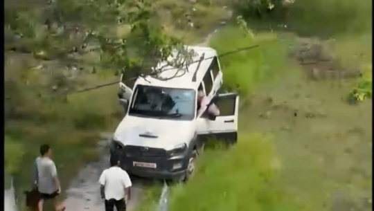 सुदूरपश्चिम विश्वविद्यालयका डिनको गाडी लुटियो