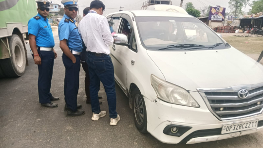 यातायात कार्यालय धनगढीको सुख्खडमा छड्के अनुगमन, ३६ सवारीलाई कारबाही
