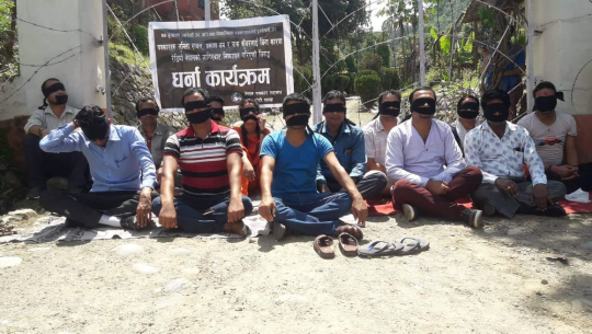 डोटीमा आँखा, कान र मुखमा कालोपट्टी बाँधेर धर्ना