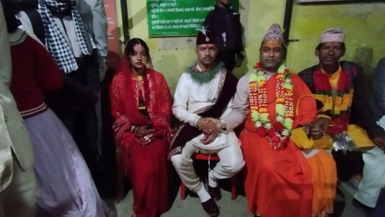 दलित दम्पतीको विवाहमा ब्राह्मण र दलित पण्डितको संयुक्त वैदिक संस्कार