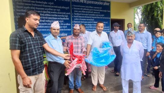 धनगढी स्थित  ठेकेराज माविलाई पालिकाको सहयोगमा भौतिक सामग्री हस्तान्तरण 
