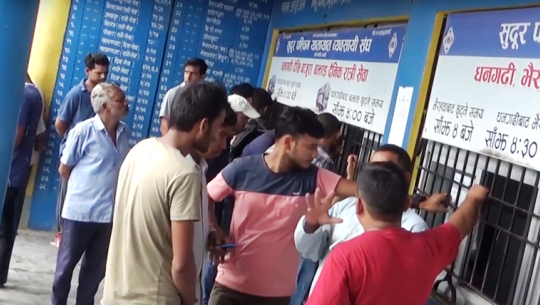 घर जानेको लर्को, दैनिक ८ हजार यात्रु कैलालीबाट बाहिरिदै