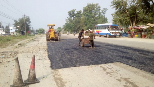 कैलालीमा पूर्व–पश्चिम राजमार्ग मर्मतको काम सुचारु, २० किलोमिटर कालोपत्रे