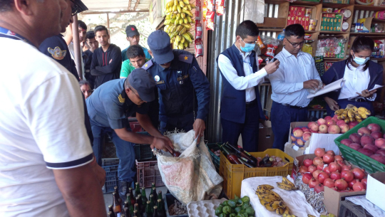 डडेल्धुरामा म्याद सकिएका अखाद्य वस्तु नष्ट
