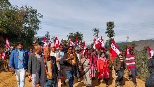 बैतडीमा उपनिर्वाचनका लागी मतदाता रिझाउँदै उम्मेदवार