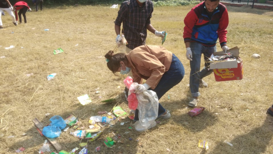 कैलालीको टीकापुर पार्कमा फोहार उठाउदै पर्यटक