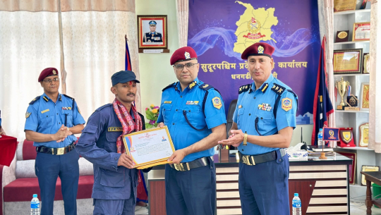 महाकालीमा हेलिएकी महिलाको उद्धार गर्ने प्रहरीका कार्यालय सहयोगी महरा सम्मानित