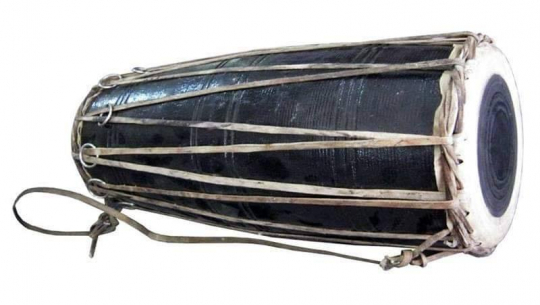 कोरोना प्रभाव : टीकापुरका बादी समुदायको मादल बनाउने पेशा सङ्कटमा