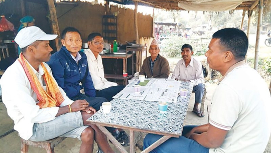 जग्गा फुकुवा भएपछि बुधबार गाउँकै चिया पसलमा बसेर खुसीले रमाएका कैलालीको मनुवाका किसान। 