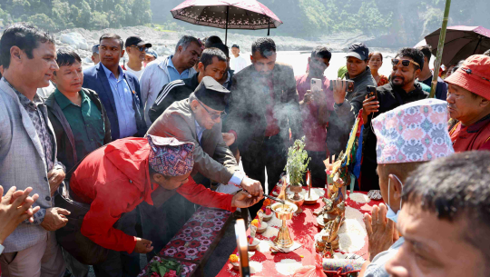 प्रचण्ड रसुवा–भोटेकोशी बाढीका मृतकको घेवामा सहभागी