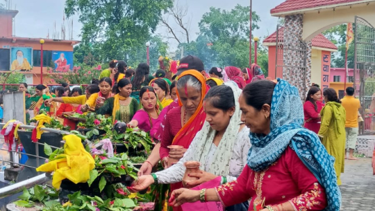 साउने सोमबारमा शिवालयमा महिला भक्तजनको घुइँचो