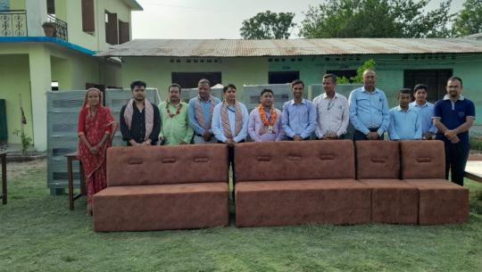 माछापुच्छ्रे बैंकद्वारा कञ्चनपुरको बैजनाथ माविलाई डेढ लाख बराबरको फर्निचर सहयोग