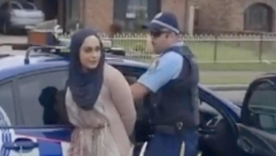 युवतीले पुलिसलाई थुकेपछि(भिडियोसहित)