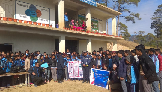 डडेल्धुरामा विद्यार्थीलाई अपराधिक गतिविधि सम्बन्धी सचेतना जगाउँदै प्रहरी