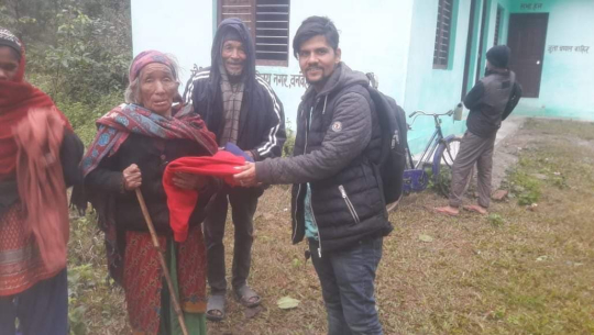 युवाको पहलमा विपन्न वर्गलाई न्यानो कपडा वितरण