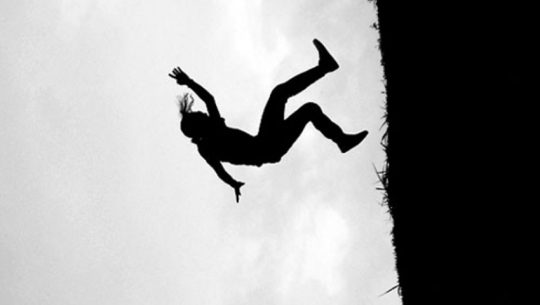 बाजुरामा भीरबाट लडेर गम्भीर घाइते भएकी किशोरीको अझै भएन उद्धार