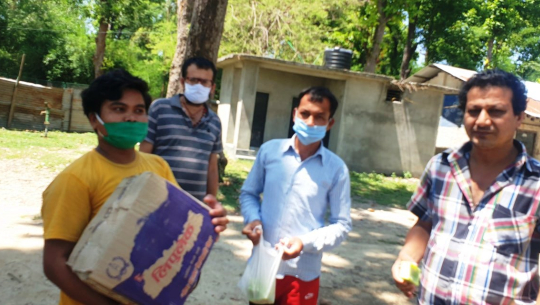 कैलाली उद्योग वाणिज्य संघका सचिव पनेरुद्धारा सावुन र पानी वितरण