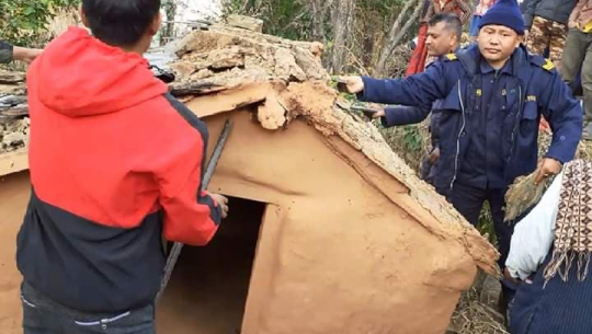 छाउगोठ भत्काउने अभियानमा प्रहरी