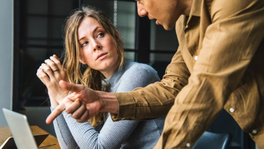 महिलालाई आफ्ना पुरुष सहकर्मीको तलब थाहा पाउन दिनुपर्छ!