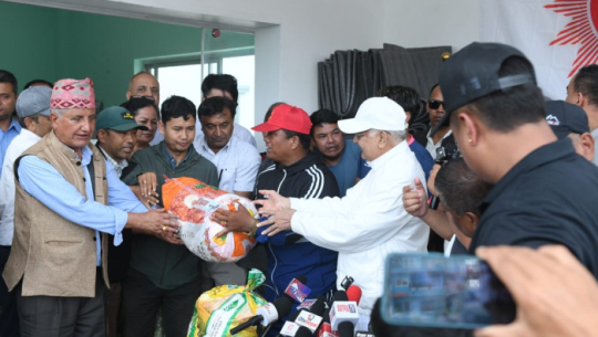 रसुवाका बाढी पीडितका लागि एमाले अध्यक्ष ओलीले हस्तान्तरण गरे राहत