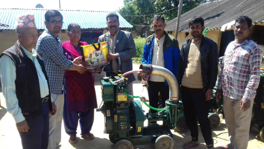 धनगढीका किसानलाई बोरिङ वितरण