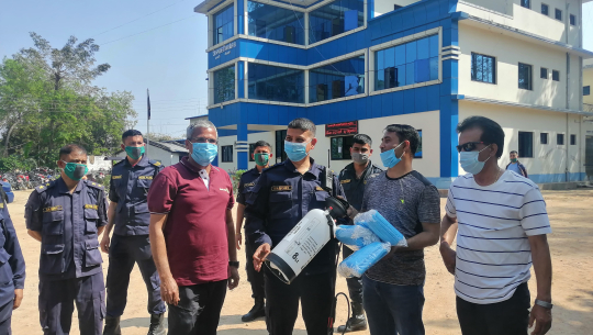 रोटरी क्लब अफ धनगढीद्वारा प्रहरी र अस्पताललाई स्वास्थ्य सामग्री सहयोग