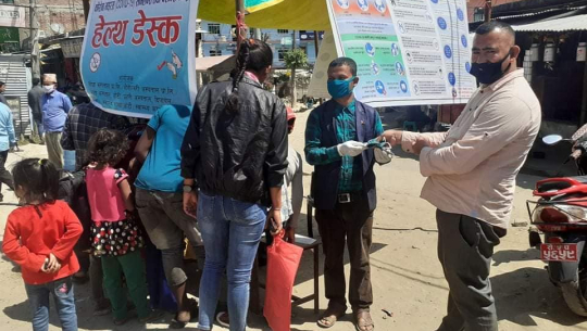 डोटी चेम्बर अफ कमर्शद्वारा निःशुल्क मास्क वितरण