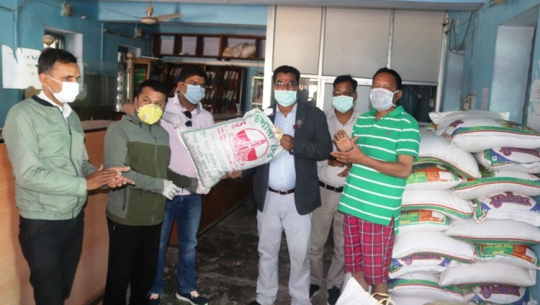 लायन्स क्लव धनगढी ग्रिन सिटीद्धारा मजदुरका लागि खाद्यान्न सहयोग