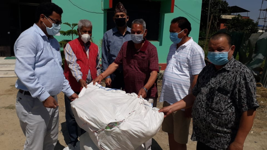 धनगढीको नवजिवन सहकारीद्वारा पिपिई सहयोग
