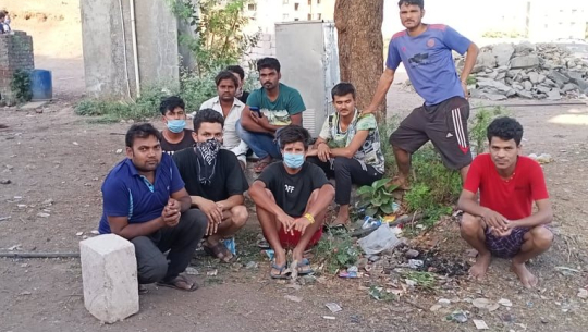 होटेलबाट निकालिएपछि भारतमा नेपालीको बिचल्ली, प्रहरीबाट लुकेर खुलाठाउँमा बास