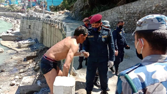 महाकाली नदीमा पौडी खेलेर दार्चुला पुगे एक युवक