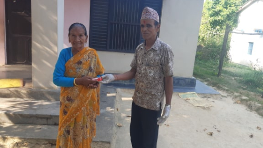 कैलालीमा सामुदायिक वनद्वारा साबुन वितरण