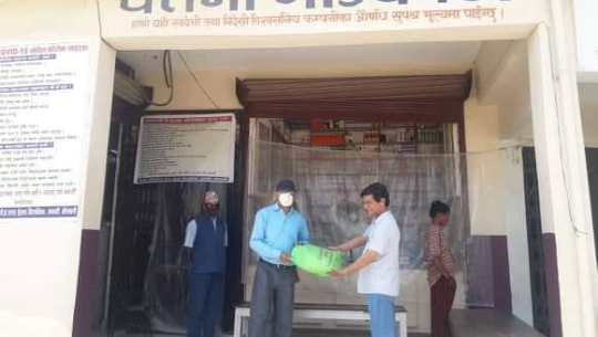 लम्कीको लालरत्न अस्पताललाई पीपीई सहयोग