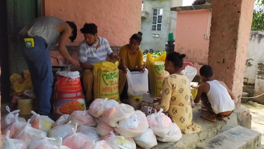 अनेरास्ववीयु कैलालीद्धारा धनगढीमा डेरा गरी बस्ने ४३१ विद्यार्थीलाई राहत वितरण