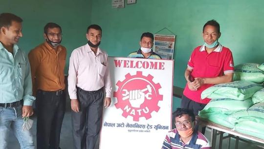 नेपाल अटो मेकानिक्स ट्रेड यूनियनद्वारा मेकानिकहरुलाई खाद्यान्न सहयोग