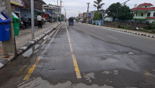 धनगढीमा खानेपानीको पाइप फुट्दा सडक भत्किदै 