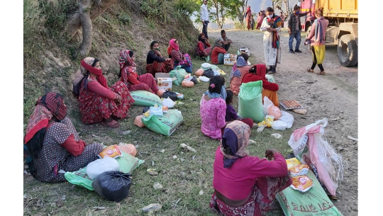 डडेल्धुराको एकिकृत विकास समाजद्वारा २ सय पचास परिवारलाई खाद्यान्न सहयोग