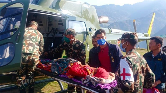 बाजुरामा रुखबाट लडेर घाइते भएकी महिलाको हेलिकोप्टरबाट उद्धार